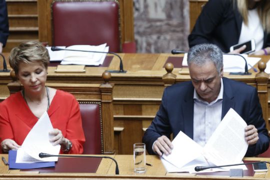 Πέρασε η τροπολογία για τους συμβασιούχους