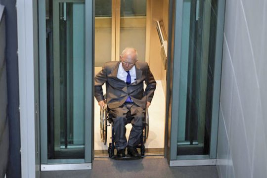 Πυρ ομαδόν κατά Σόιμπλε για ελληνικό πρόγραμμα και χρέος