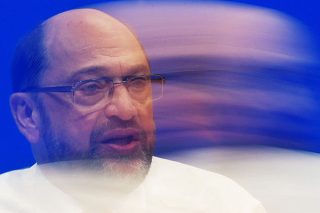Ομοβροντία πυρών κατά της καγκελαρίου Μέρκελ από τον Μάρτιν Σουλτς