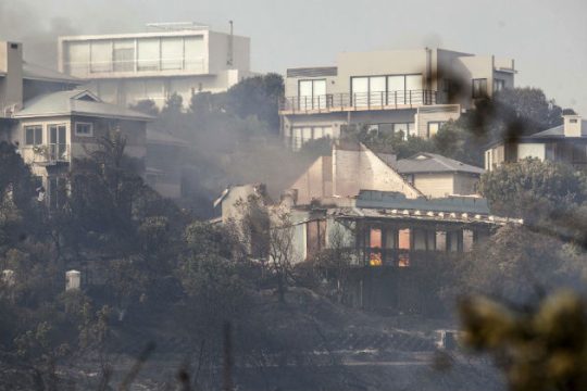 Ανεξέλεγκτες πυρκαγιές πλήττουν τη Ν. Αφρική