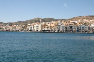 Ελαφρά πρόσκρουση πλοίου στην προβλήτα της Σύρου