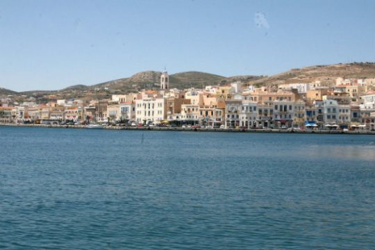 Ελαφρά πρόσκρουση πλοίου στην προβλήτα της Σύρου