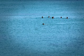 Δύο ηλικιωμένοι τουρίστες έχασαν τη ζωή τους στη θάλασσα
