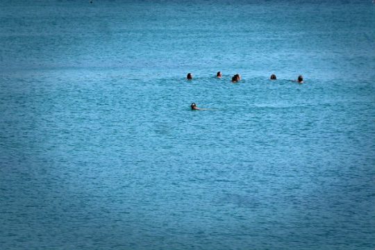 Δύο ηλικιωμένοι τουρίστες έχασαν τη ζωή τους στη θάλασσα