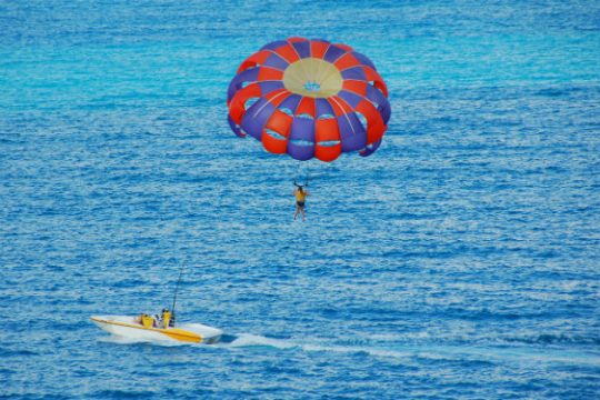 Τραυματισμός τουρίστα κάνοντας θαλάσσια σπορ