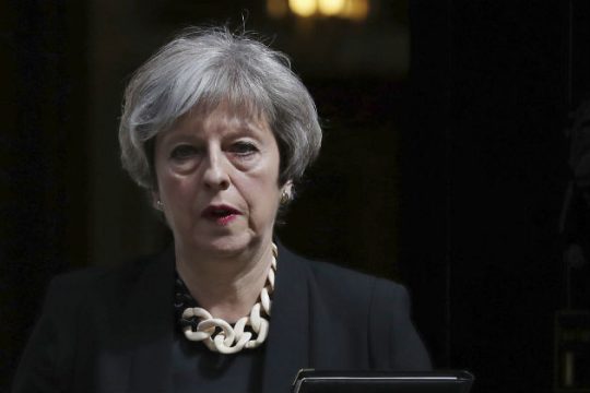 Η δημοσκοπική κατάρρευση της Μέι και το Σύνδρομο του Παρισιού