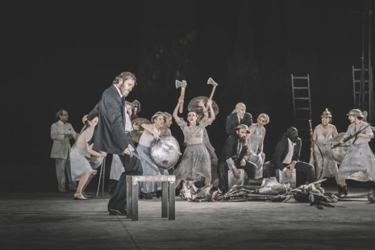 Θέατρο, φτηνά πούλμαν και… μπέιμπι σίτινγκ