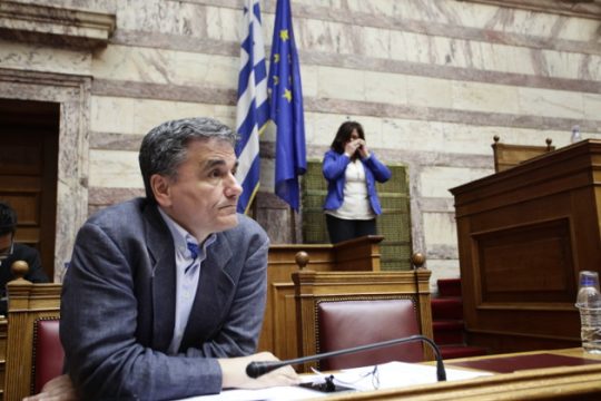 Στο Eurogroup μόνο με το χρέος