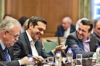 Επικοινωνιακοί ελιγμοί μέχρι το παρά πέντε