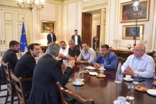 Κυβέρνηση: Η Ν.Δ. επενδύει στα σκουπίδια