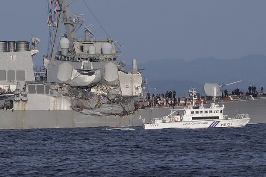 Σύγκρουση αμερικανικού πολεμικού πλοίου με εμπορικό