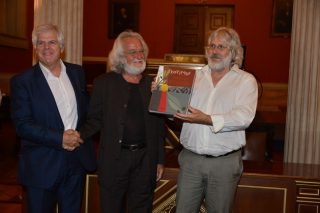 Με ένα στεφάνι αγριελιάς…