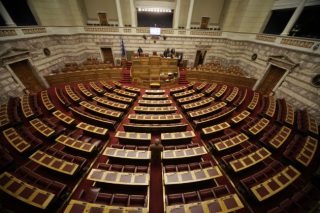 Η επιτροπή που θα κρίνει τα στελέχη της Βουλής και αυτοί που βιάστηκαν να την κρίνουν…