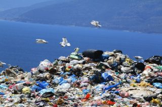 Υπογράφουν άρον άρον συμβάσεις για μονάδες επεξεργασίας σκουπιδιών