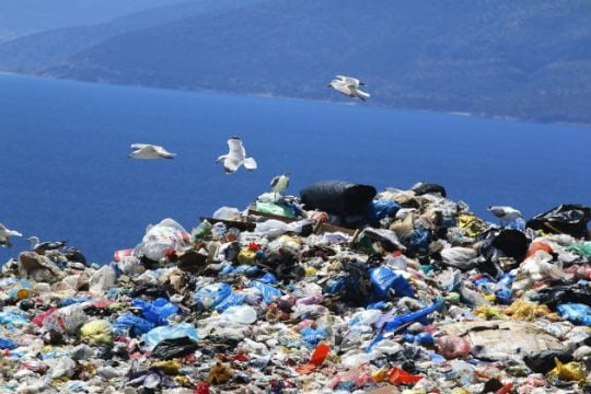 Υπογράφουν άρον άρον συμβάσεις για μονάδες επεξεργασίας σκουπιδιών