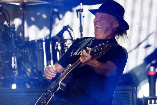 Τι συμβαίνει με τον Neil Young;