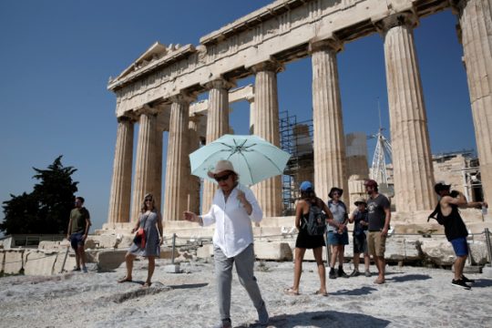 Ζέστη και συννεφιά την Κυριακή