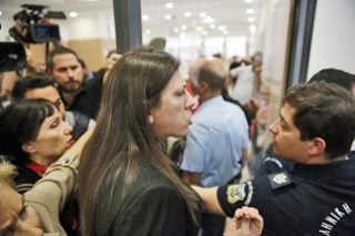 Τη μήνυσαν για βιαιοπραγία