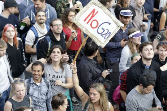 Μπαράζ επαφών, διαδηλώσεων και απαγορεύσεων στη G20