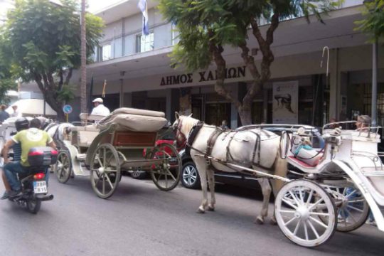 Χανιά: Διαμαρτυρία των αμαξάδων έξω από το Δημαρχείο