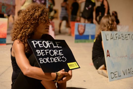 Ακτιβιστές και πρόσφυγες «κατασκηνώνουν» στη Λέσβο