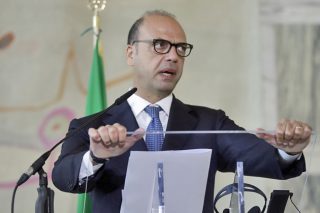 Η ιταλική υπηκοότητα στα παιδιά μεταναστών «κόλλησε» στον Αλφάνο