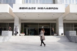 Συνταγματικοί οι περιορισμοί των εργατικών δικαιωμάτων στο Μνημόνιο 2