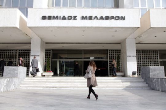 Συνταγματικοί οι περιορισμοί των εργατικών δικαιωμάτων στο Μνημόνιο 2