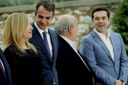 Μηνύματα για την επέτειο αποκατάστασης της Δημοκρατίας