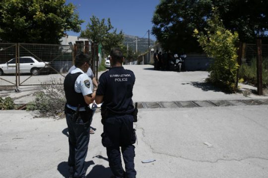 Δεκαέξι συλλήψεις στο Μενίδι