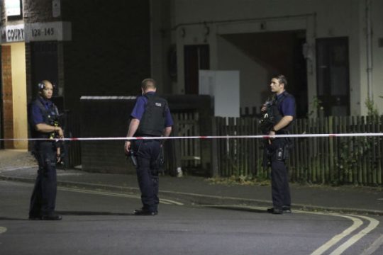 Για 15 κακουργήματα κατηγορείται έφηβος για επιθέσεις με οξύ