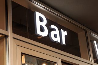 Ήταν μέσα στο gay bar ο τύπος αυτός της ΝΔ ή απ’ έξω;
