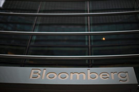Bloomberg: «Συμβολική, αλλά σημαντική η απόφαση της Κομισιόν»