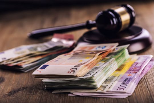 Μέτρα προστασίας όσων καταγγέλλουν τη διαφθορά
