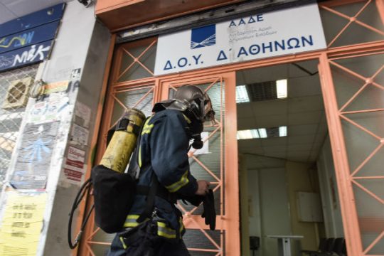Υπό έλεγχο η φωτιά στη Δ’ ΔΟΥ Αθηνών