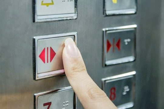 Πιάστηκε στη φάκα ο δράκος των ασανσέρ