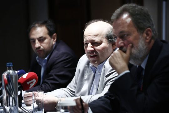 Εριξαν και «μπαλοθιές» και γέφυρες