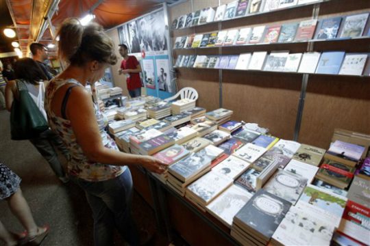 Ξεκίνησε η καλοκαιρινή έκθεση βιβλίου στην πλατεία Ελευθερίας