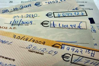 «Εσπαγαν» επιταγές και αφαίμασσαν επιχειρήσεις
