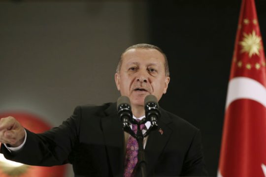 Τους απέλυσε και τώρα τους κατασκοπεύει
