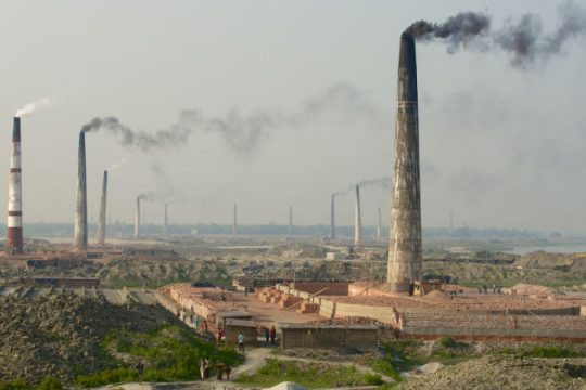 Πολύνεκρη έκρηξη σε εργοστάσιο ρούχων του Μπανγκλαντές