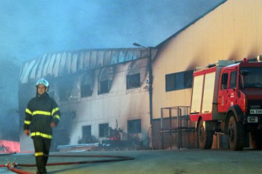 Ανακοίνωση Βατσινά μετά τη μεγάλη φωτιά στο εργοστάσιο