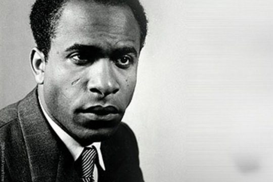 Με τον «φανό» του Φραντς Φανόν