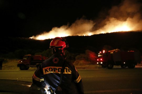 Μεγάλη πυρκαγιά στα Καλύβια Αττικής