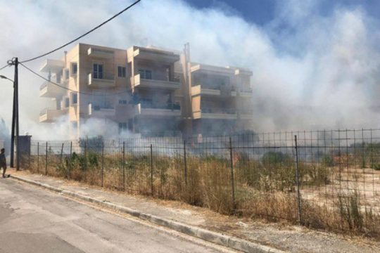 Σούδα: Φωτιά σε οικόπεδο δίπλα σε πολυκατοικία