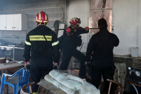 Επτά τραυματίες από φωτιές σε Οινόφυτα και Κόρινθο