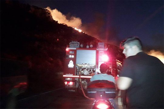 Ολονύχτια μάχη με τις φλόγες στο Σφηνάρι Χανίων