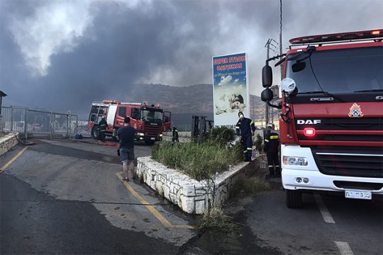 Ολοσχερής καταστροφή από τη φωτιά στο εργοστάσιο στρωμάτων