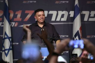 Πρώην κεντροδεξιός και επιχειρηματίας στο τιμόνι των Εργατικών