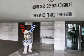 «Μας λένε να περιμένουμε. Τι να περιμένουμε; Είναι τρέλα»
